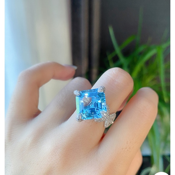 Stunning Silver Rhinestone and Aquamarine Color Gemstone Ring Adjudtable - Picture 2 of 5
